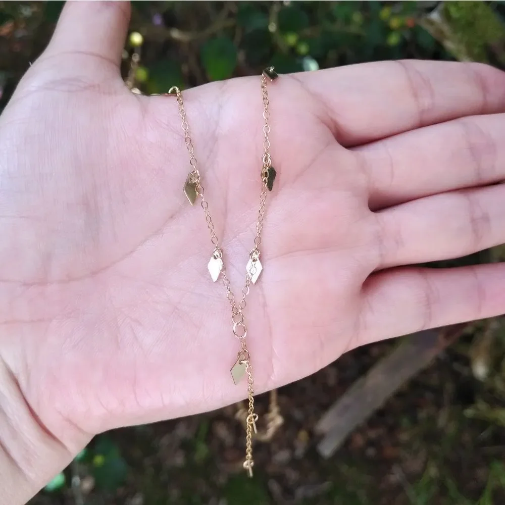 Choker style necklace with diamond♦ shaped accents